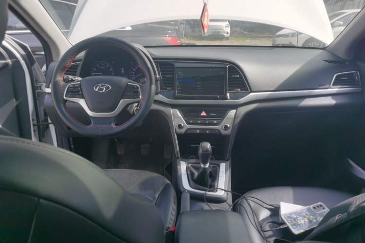 Used Hyundai Elantra (6th Generation / Lingdong) 2016 1.6L Manual ZhiXuan · Dynamic Model Center Console
