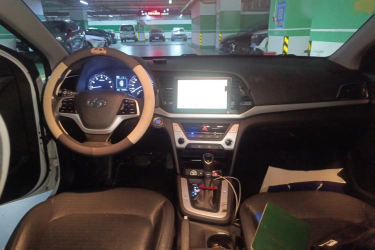 Used Hyundai Elantra (6th Generation / Lingdong) 2016 1.6L Automatic ZhiXuan · Luxury Version Center Console