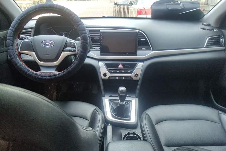 Used Hyundai Elantra (6th Generation / Lingdong) 2016 1.6L Manual ZhiXuan·Youth Edition Center Console