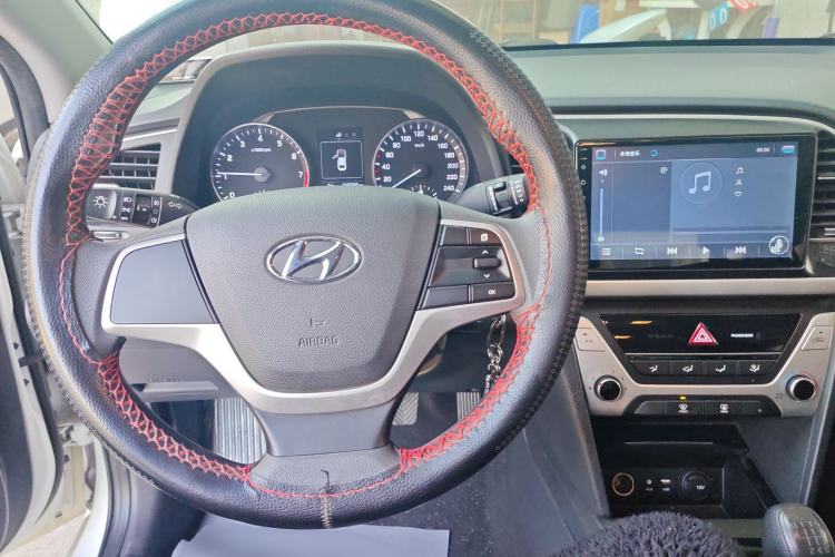 Used Hyundai Elantra (6th Generation / Lingdong) 2016 1.6L Manual ZhiXuan·Youth Edition Center Console
