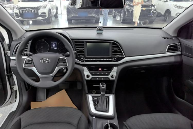 Used Hyundai Elantra (6th Generation / Lingdong) 2016 1.6L Automatic ZhiXuan – Elite Version Center Console