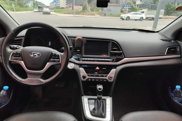 Used Hyundai Elantra (6th Generation / Lingdong) 2016 1.6L Automatic ZhiXuan · Flagship Edition Center Console