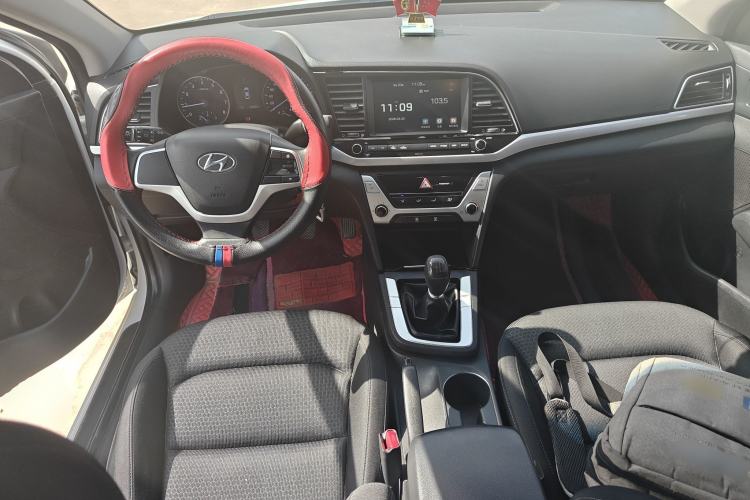 Used Hyundai Elantra (6th Generation / Lingdong) 2016 1.6L Manual ZhiXuan·Youth Edition Center Console