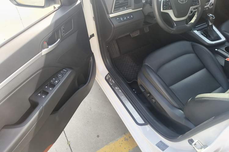 Used Hyundai Elantra (6th Generation / Lingdong) 2016 1.6L Automatic ZhiXuan · Flagship Edition Driver Seat