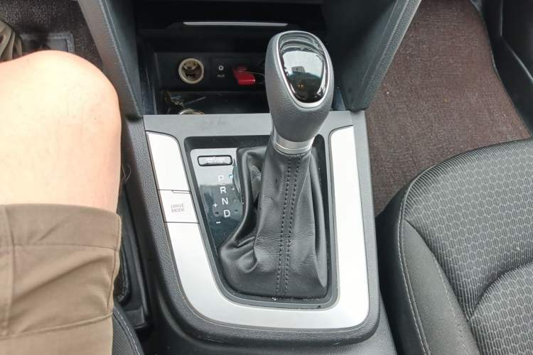 Used Hyundai Elantra (6th Generation / Lingdong) 2016 1.6L Automatic ZhiXuan – Elite Version Gear Lever