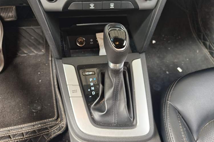 Used Hyundai Elantra (6th Generation / Lingdong) 2016 1.6L Automatic ZhiXuan – Elite Version Gear Lever