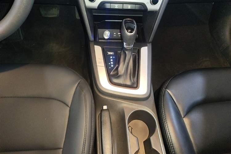 Used Hyundai Elantra (6th Generation / Lingdong) 2016 1.6L Automatic ZhiXuan – Elite Version Gear Lever
