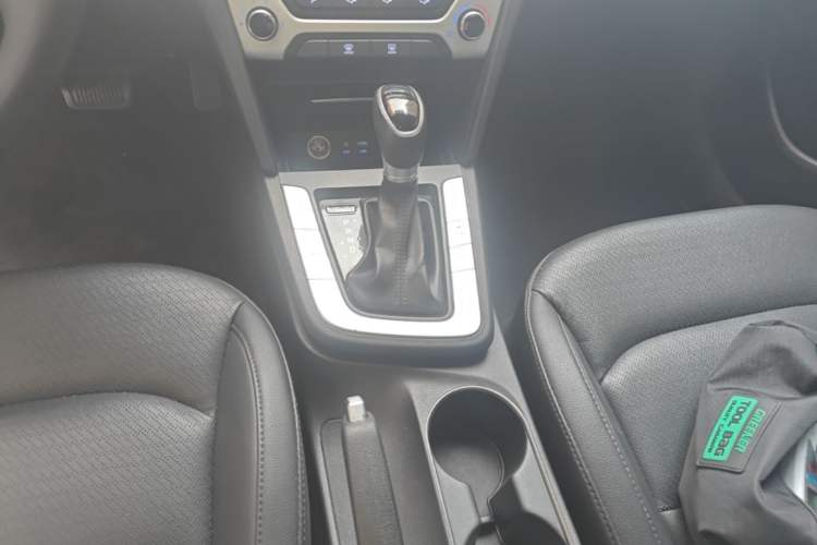Used Hyundai Elantra (6th Generation / Lingdong) 2016 1.6L Automatic ZhiXuan · Luxury Version Gear Lever