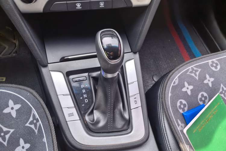 Used Hyundai Elantra (6th Generation / Lingdong) 2016 1.6L Automatic ZhiXuan – Elite Version Gear Lever