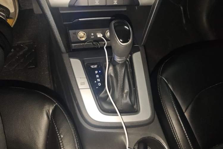 Used Hyundai Elantra (6th Generation / Lingdong) 2016 1.6L Automatic ZhiXuan – Elite Version Gear Lever