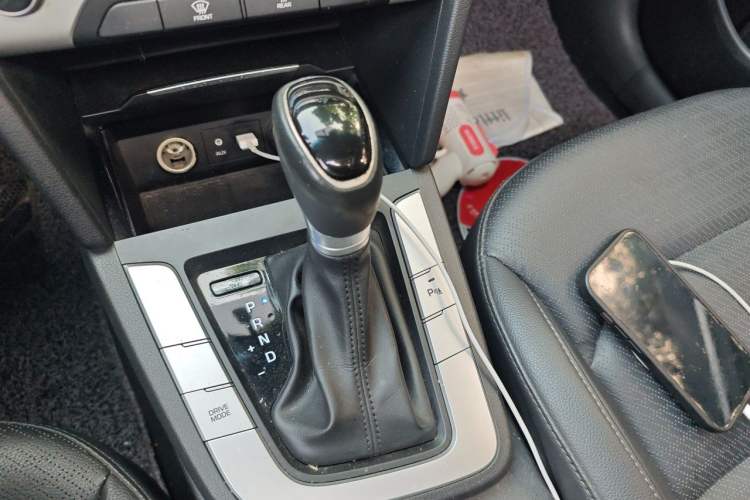 Used Hyundai Elantra (6th Generation / Lingdong) 2016 1.6L Automatic ZhiXuan · Luxury Version Gear Lever