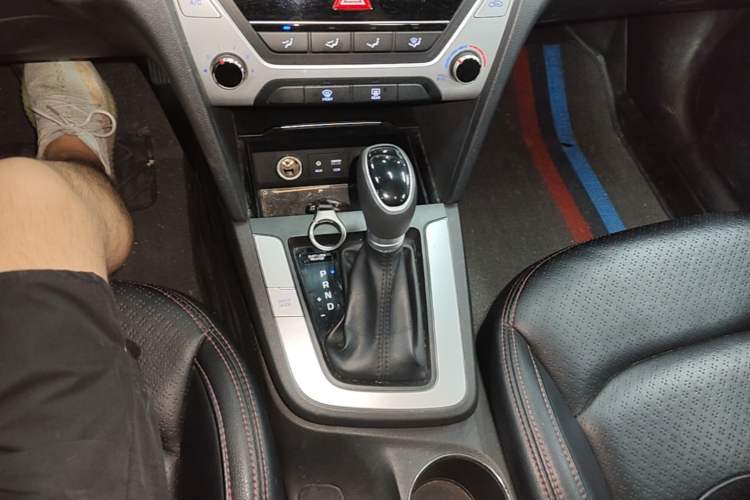 Used Hyundai Elantra (6th Generation / Lingdong) 2016 1.6L Automatic ZhiXuan – Elite Version Gear Lever