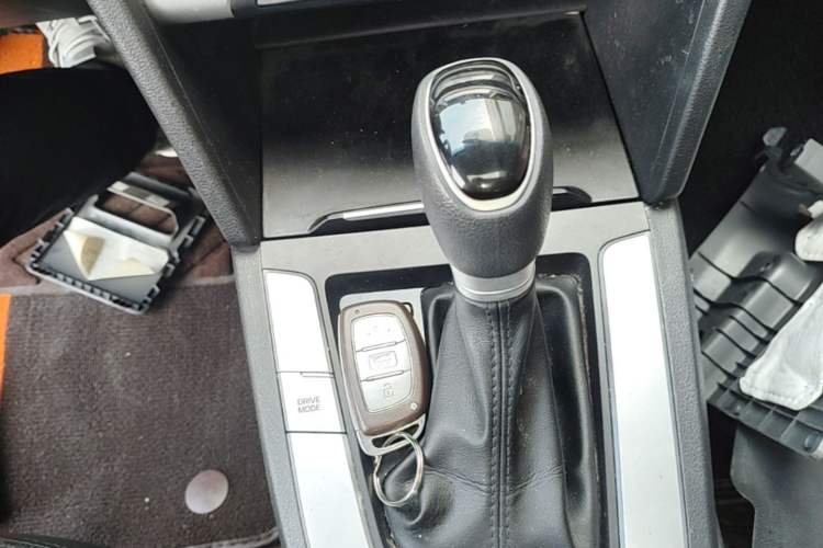 Used Hyundai Elantra (6th Generation / Lingdong) 2016 1.6L Automatic ZhiXuan – Elite Version Gear Lever