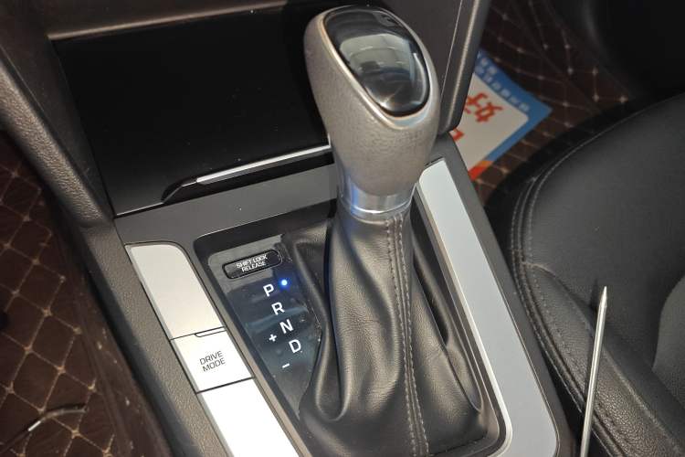 Used Hyundai Elantra (6th Generation / Lingdong) 2016 1.6L Automatic ZhiXuan – Elite Version Gear Lever