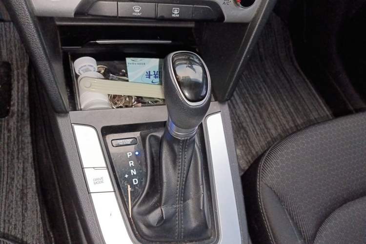 Used Hyundai Elantra (6th Generation / Lingdong) 2016 1.6L Automatic ZhiXuan – Elite Version Gear Lever