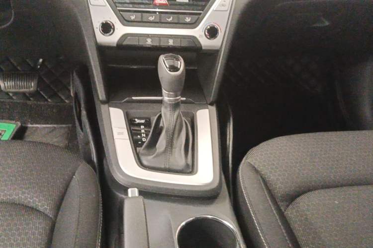 Used Hyundai Elantra (6th Generation / Lingdong) 2016 1.6L Automatic ZhiXuan – Elite Version Gear Lever