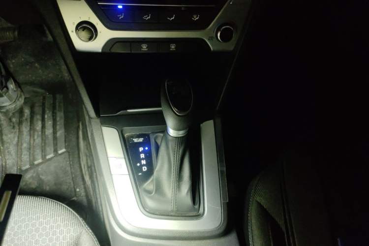 Used Hyundai Elantra (6th Generation / Lingdong) 2016 1.6L Automatic ZhiXuan – Elite Version Gear Lever
