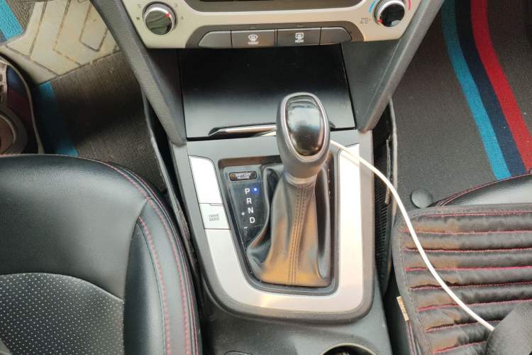 Used Hyundai Elantra (6th Generation / Lingdong) 2016 1.6L Automatic ZhiXuan · Luxury Version Gear Lever