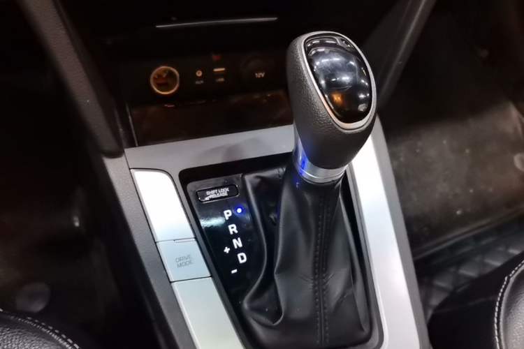 Used Hyundai Elantra (6th Generation / Lingdong) 2016 1.6L Automatic ZhiXuan – Elite Version Gear Lever