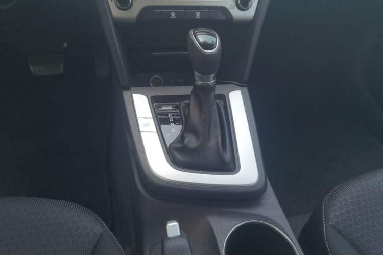 Used Hyundai Elantra (6th Generation / Lingdong) 2016 1.6L Automatic ZhiXuan – Elite Version Gear Lever