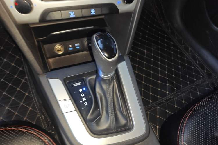 Used Hyundai Elantra (6th Generation / Lingdong) 2016 1.6L Automatic ZhiXuan – Elite Version Gear Lever