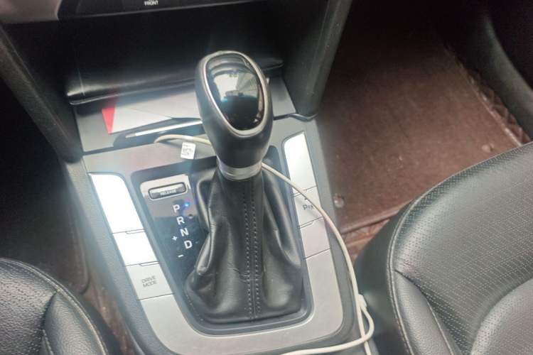 Used Hyundai Elantra (6th Generation / Lingdong) 2016 1.6L Automatic ZhiXuan · Luxury Version Gear Lever