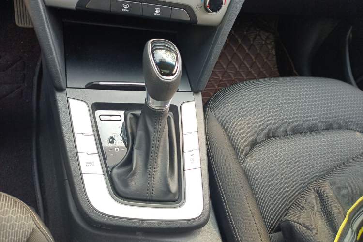 Used Hyundai Elantra (6th Generation / Lingdong) 2016 1.6L Automatic ZhiXuan – Elite Version Gear Lever