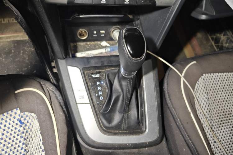 Used Hyundai Elantra (6th Generation / Lingdong) 2016 1.6L Automatic ZhiXuan – Elite Version Gear Lever