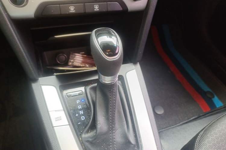 Used Hyundai Elantra (6th Generation / Lingdong) 2016 1.6L Automatic ZhiXuan – Elite Version Gear Lever