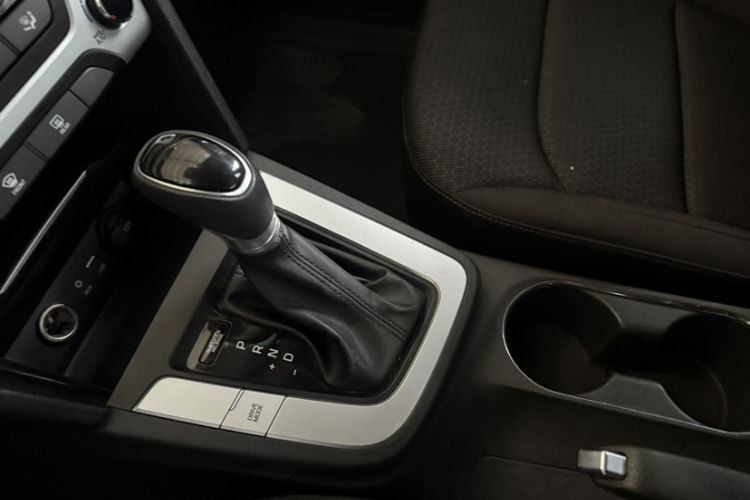 Used Hyundai Elantra (6th Generation / Lingdong) 2016 1.6L Automatic ZhiXuan – Elite Version Gear Lever