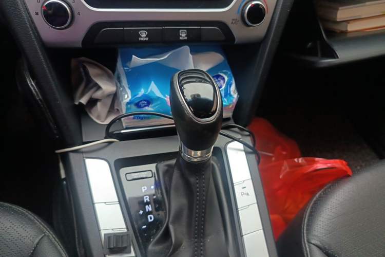 Used Hyundai Elantra (6th Generation / Lingdong) 2016 1.6L Automatic ZhiXuan · Luxury Version Gear Lever