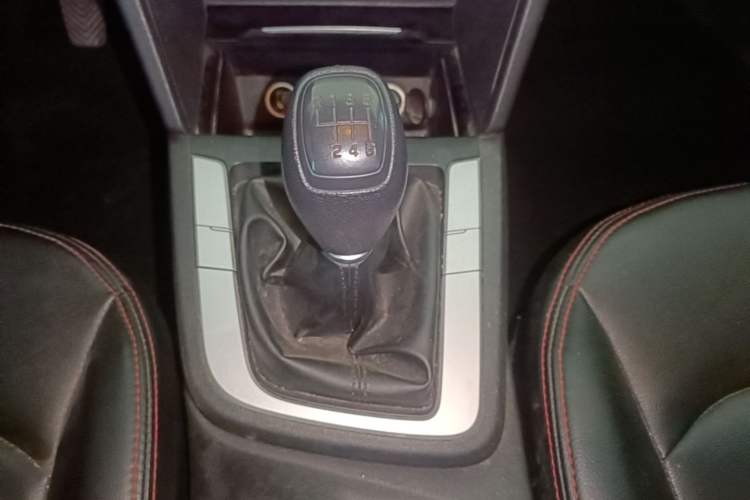 Used Hyundai Elantra (6th Generation / Lingdong) 2016 1.6L Manual ZhiXuan·Youth Edition Gear Lever