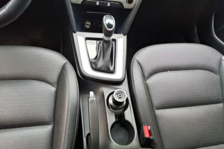 Used Hyundai Elantra (6th Generation / Lingdong) 2016 1.6L Automatic ZhiXuan · Luxury Version Gear Lever