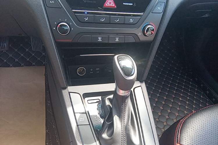 Used Hyundai Elantra (6th Generation / Lingdong) 2016 1.4T Dual-Clutch Xuan Dong · Dynamic Version Gear Lever