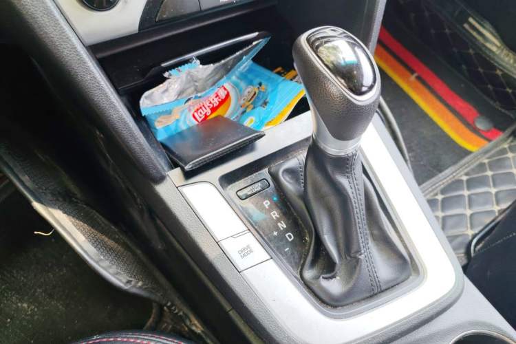 Used Hyundai Elantra (6th Generation / Lingdong) 2016 1.6L Automatic ZhiXuan – Elite Version Gear Lever