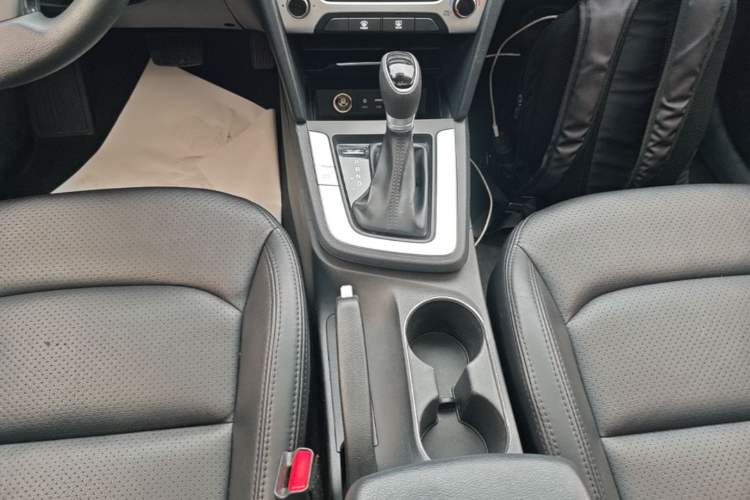 Used Hyundai Elantra (6th Generation / Lingdong) 2016 1.6L Automatic ZhiXuan – Elite Version Gear Lever