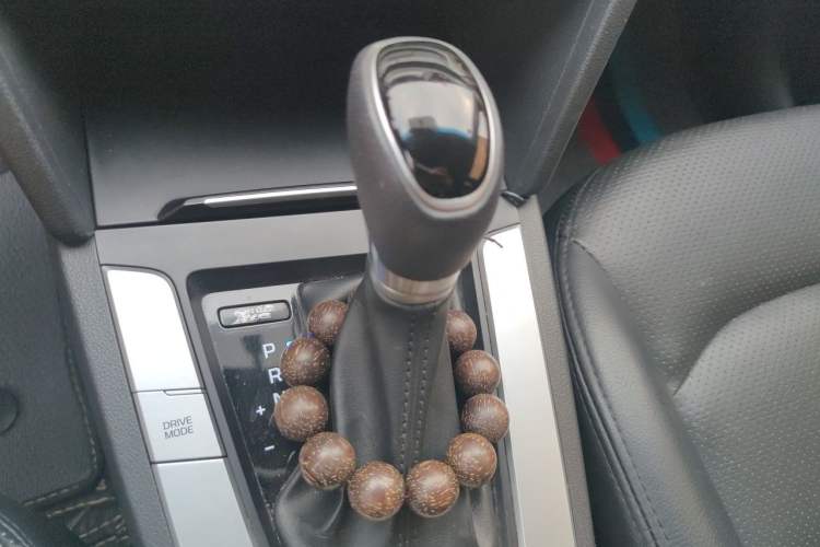 Used Hyundai Elantra (6th Generation / Lingdong) 2016 1.6L Automatic ZhiXuan – Elite Version Gear Lever