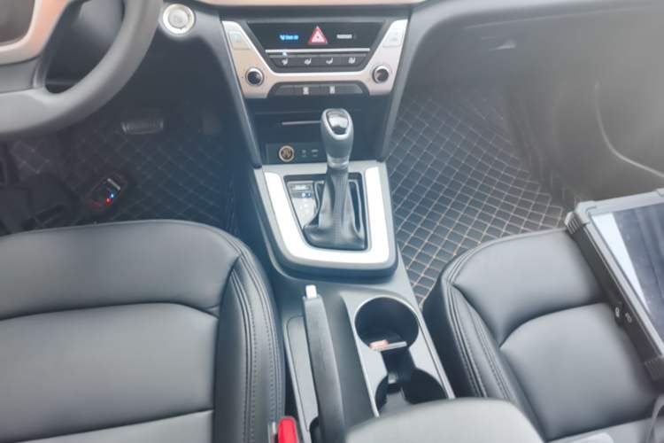 Used Hyundai Elantra (6th Generation / Lingdong) 2016 1.6L Automatic ZhiXuan – Elite Version Gear Lever