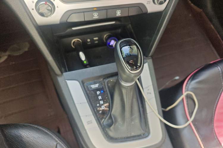 Used Hyundai Elantra (6th Generation / Lingdong) 2016 1.6L Automatic ZhiXuan · Luxury Version Gear Lever
