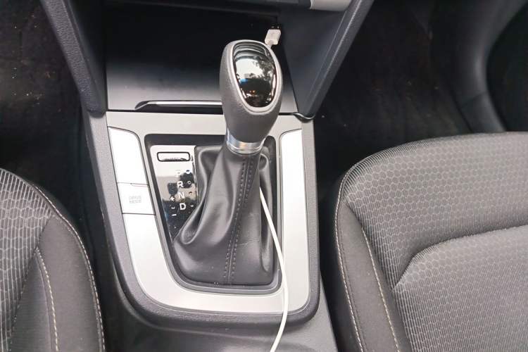 Used Hyundai Elantra (6th Generation / Lingdong) 2016 1.6L Automatic ZhiXuan – Elite Version Gear Lever