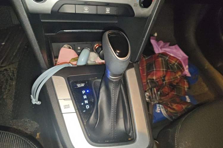 Used Hyundai Elantra (6th Generation / Lingdong) 2016 1.6L Automatic ZhiXuan – Elite Version Gear Lever