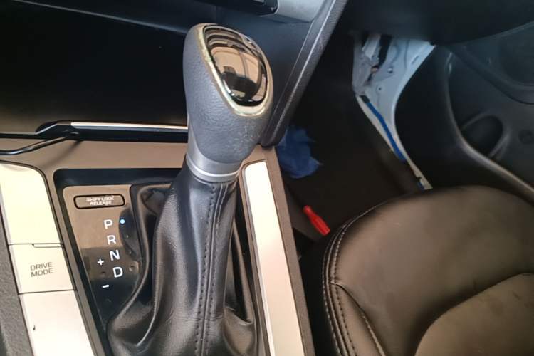 Used Hyundai Elantra (6th Generation / Lingdong) 2016 1.6L Automatic ZhiXuan – Elite Version Gear Lever