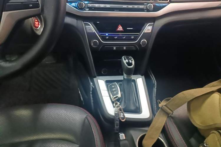 Used Hyundai Elantra (6th Generation / Lingdong) 2016 1.6L Automatic ZhiXuan – Elite Version Gear Lever
