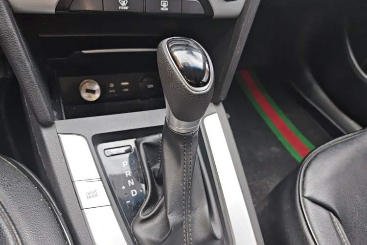 Used Hyundai Elantra (6th Generation / Lingdong) 2016 1.6L Automatic ZhiXuan – Elite Version Gear Lever