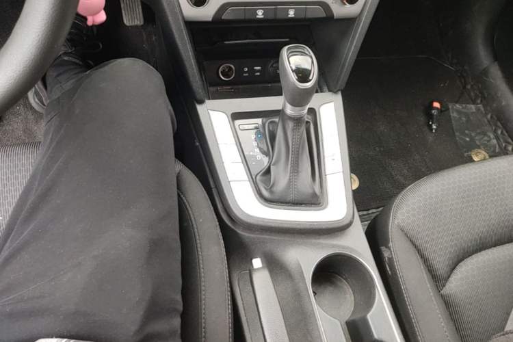 Used Hyundai Elantra (6th Generation / Lingdong) 2016 1.6L Automatic ZhiXuan – Elite Version Gear Lever