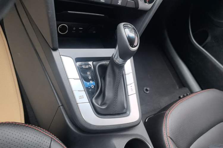 Used Hyundai Elantra (6th Generation / Lingdong) 2016 1.6L Automatic ZhiXuan – Elite Version Gear Lever