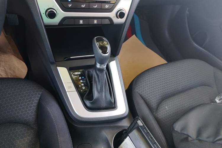 Used Hyundai Elantra (6th Generation / Lingdong) 2016 1.6L Automatic ZhiXuan – Elite Version Gear Lever