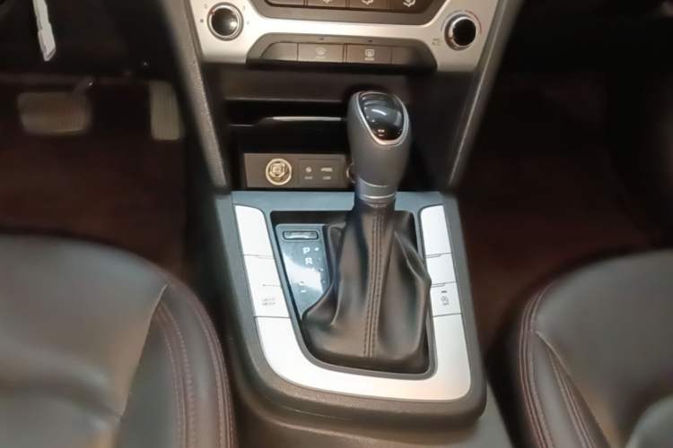 Used Hyundai Elantra (6th Generation / Lingdong) 2016 1.6L Automatic ZhiXuan – Elite Version Gear Lever