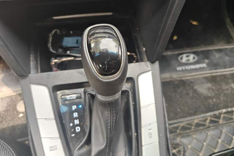 Used Hyundai Elantra (6th Generation / Lingdong) 2016 1.6L Automatic ZhiXuan – Elite Version Gear Lever