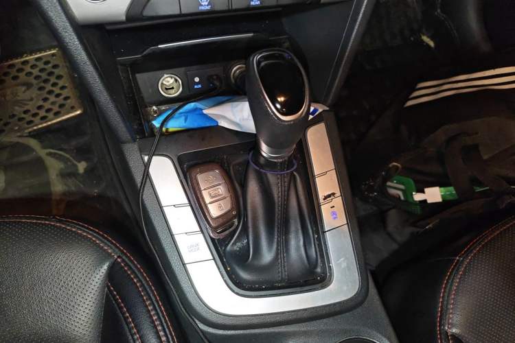 Used Hyundai Elantra (6th Generation / Lingdong) 2016 1.6L Automatic ZhiXuan – Elite Version Gear Lever